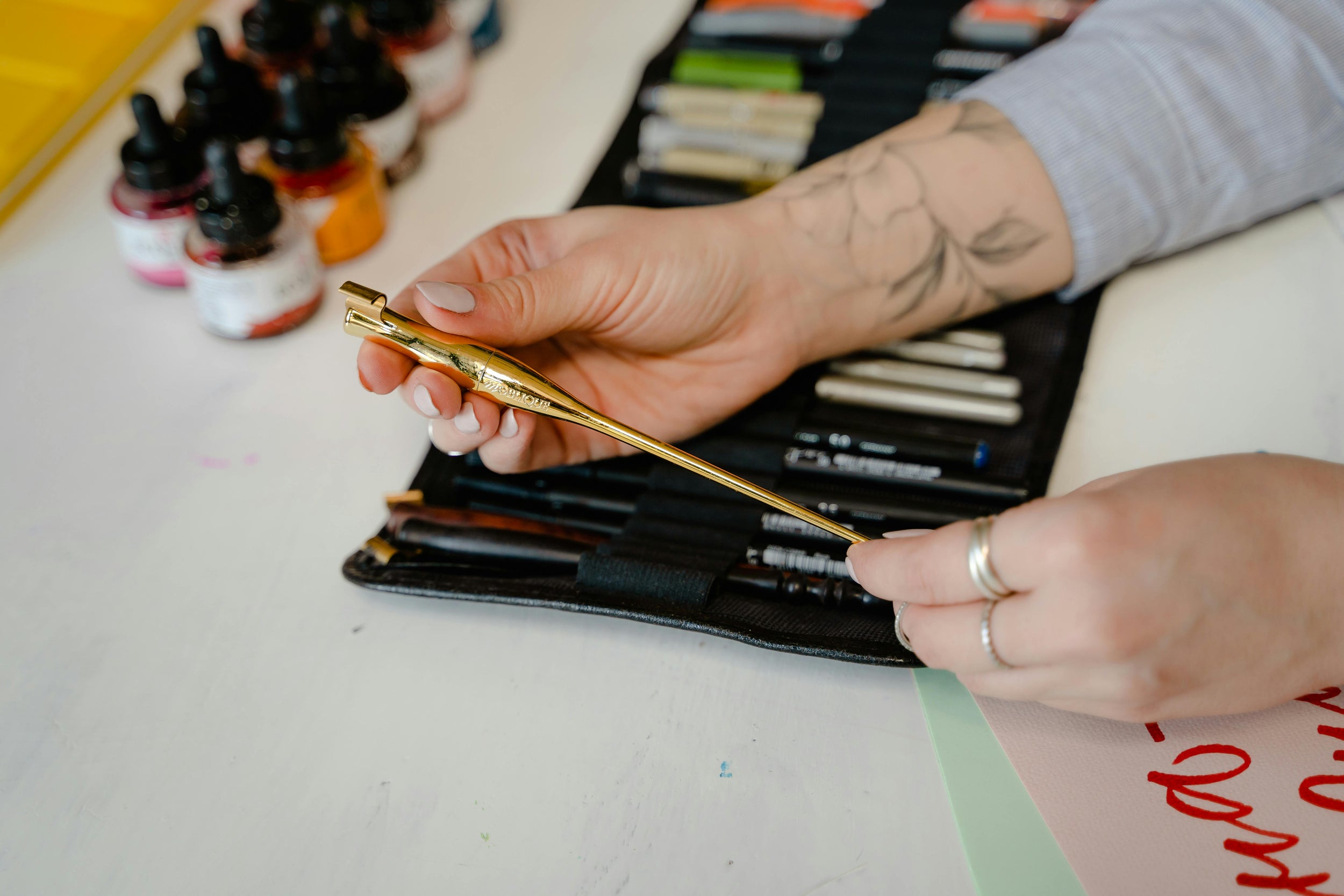 Persona deportiva usando audífonos Dinameti